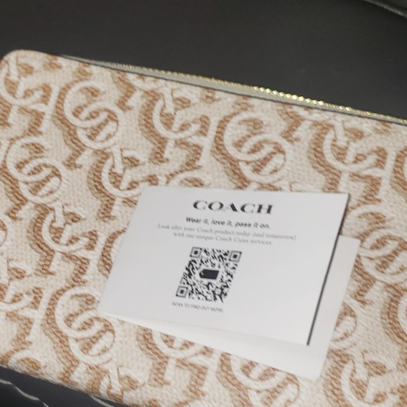 COACH CORNER ZIP MONOGRAM WRISTLET NWT - Picture 2 of 5